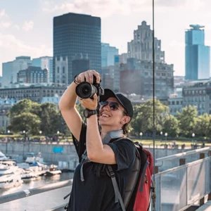 Portrait de Laura Maschio, photographe commerciale à Mulhouse, prenant une photo de paysage.