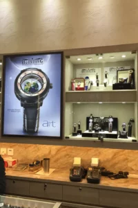 Design de publicité en magasin pour la manufacture horlogère Quinting en Asie par Laura Maschio