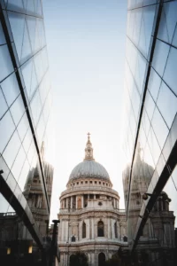 Photo de la Cathédrale Saint-Paul de Londres et son reflet dans deux vitrines