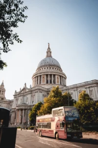 Photo d'un bus touristique devant la Cathédrale Saint-Paul de Londres au coucher de soleil