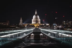 Paysage nocturne de la Cathédrale Saint-Paul de Londres de nuit