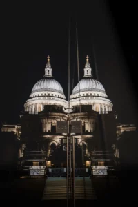 Reflet dans une vitrine de la Cathédrale Saint-Paul de Londres de nuit