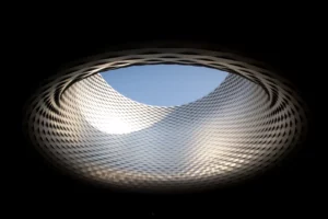 Photo du bâtiment de la la foire de Bâle des architectes suisses Jacques Herzog et Pierre de Meuron