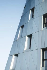 Détail de la façade de l'hôtel Ibis à Mulhouse