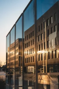 Reflets des façades des bâtiments de la MACIF et de la Banque Populaire à Mulhouse