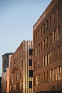 Façades des bâtiments de la MACIF et de la Banque Populaire à Mulhouse