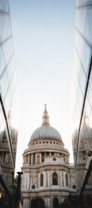 Photographie d'architecture de Saint Paul à Londres se reflétant dans les vitres d'un immeuble