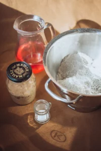 Ingrédients pour un pain au levain (eau, farine, levain et sel)