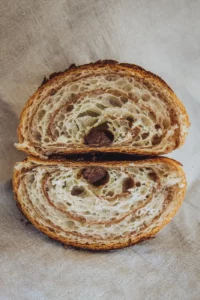 Coupe d'un pain au chocolat