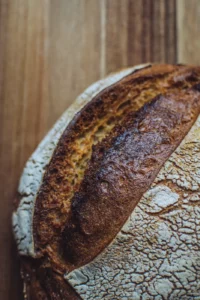Gros plan sur la croûte d'un pain de campagne