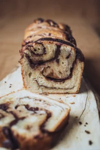 Coupe d'une babka au chocolat et au praliné