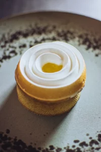 Tarte au citron meringuée individuelle sur une assiette