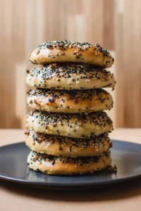 6 bagels recouverts de graines, empilés dans une assiette