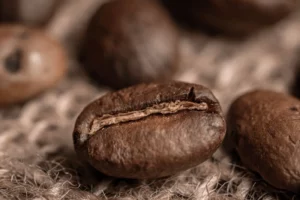 Macro d'un grain de café sur un sac de café