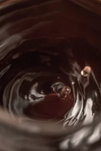 Goutte de café qui tombe dans une machine à café filtre, en gros plan