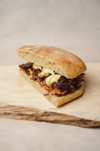 Sandwich vegan façon pulled pork aux pleurotes et coleslaw