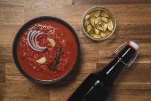 Sauce tomate à la bière, ail confit et bouteille de bière
