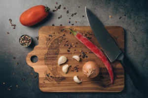 Ingrédients pour une salsa pimentée : tomate fraîche, piment, ail, oignon et épices