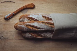 Photo de trois baguettes de pain