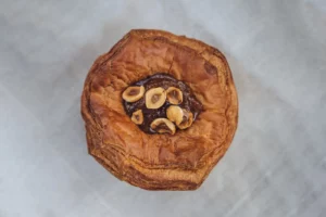 Vue de dessus d'un feuilleté coeur praliné noisette