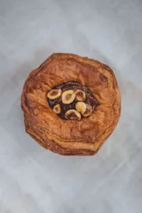 Vue de dessus d'un feuilleté coeur praliné noisette