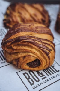 Pain au chocolat sur un papier de la boulangerie Bo&Mie