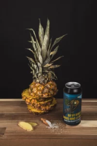 Canette de bière gose à côté d'un ananas
