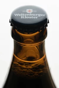 Détail du goulot et de la capsule d'une bouteille de bière