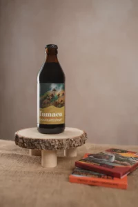 Photo d'une bouteille de stout au chocolat avec deux tablettes de chocolat