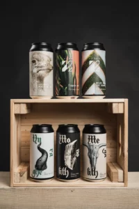 Six canettes de bières Prizm dans une caisse en bois