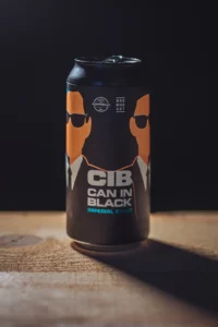 Photo studio d'une canette de bière éclairée en clair obscur