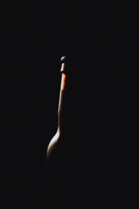 Silhouette d'un goulot de bouteille photographié en studio