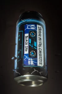 Mise en scène d'une canette de bière vue en contre-plongée