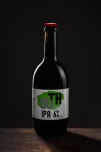 Photo studio d'une bouteille de bière artisanale alsacienne