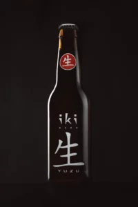 Photo studio d'une bouteille de bière japonaise sur fond noir