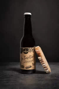 Photo d'une bouteille de bière au pain avec une tranche de pain