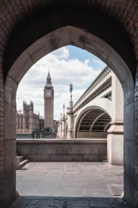 Photo de Big Ben depuis le pied du pont de Westminster à Londres