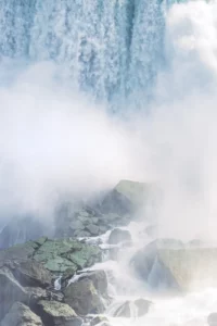 Pied des chutes du Niagara au Canada