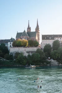 Photo de la cathédrale de Bâle au dessus du Rhin au coucher de soleil