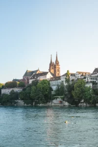 Photo de la cathédrale de Bâle au dessus du Rhin au coucher de soleil