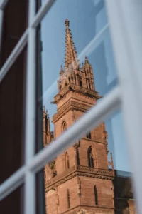 Reflet de la cathédrale de Bâle dans une vitre de la Münsterplatz