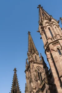 Photo du temple Saint-Étienne à Mulhouse devant la tour de l'Europe