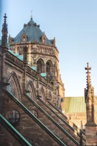Photo de détail de la cathédrale de Strasbourg au coucher de soleil