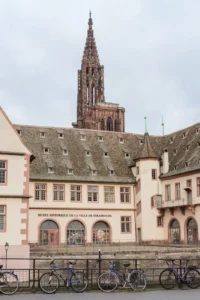 Photo du musée historique de la ville de Strasbourg avec la cathédrale derrière