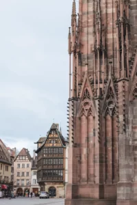 Détail de la cathédrale de Strasbourg et de sa place